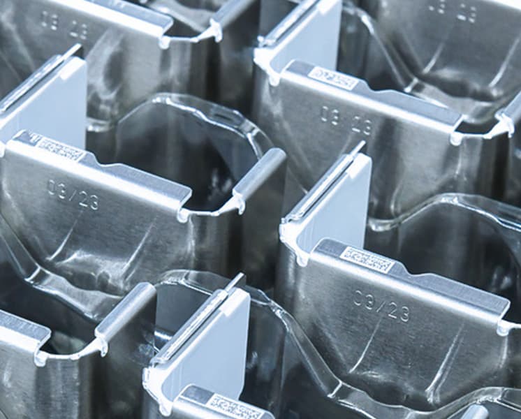 Laserbeschriftung der Metallplatine mit DMC zur Rückverfolgbarkeit