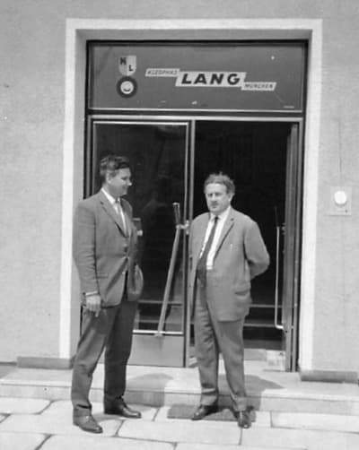 Historische Aufnahme von Kleophas Lang vor dem Eingang seiner Firma Lang Metall in München.