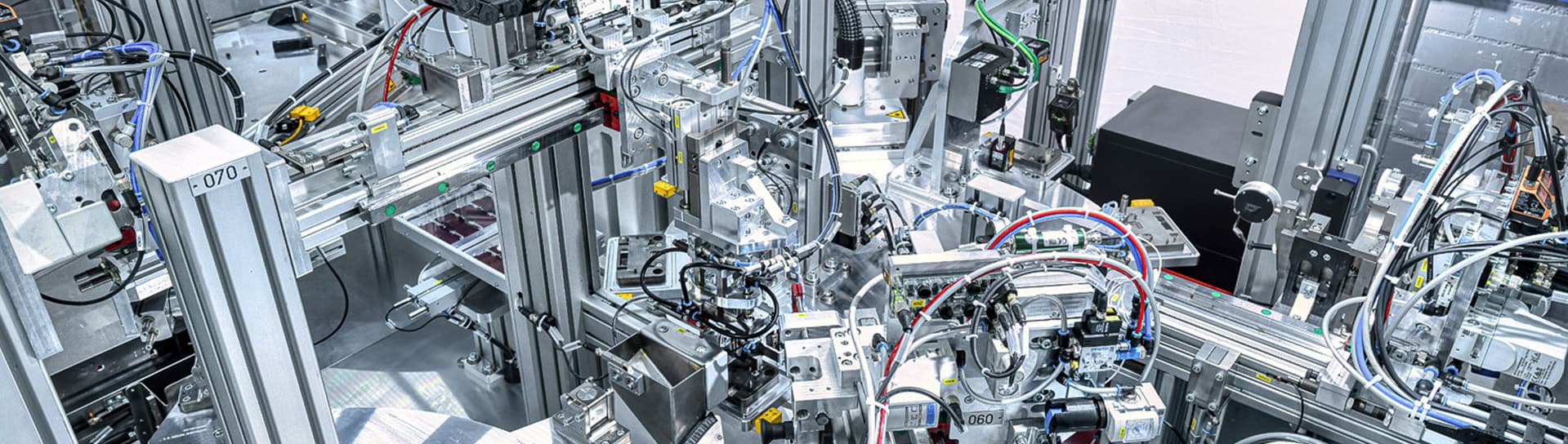 Montageautomat bei der Lang Metall Gruppe Metallverarbeitung in Garching bei München und Woldegk bei Neubrandenburg