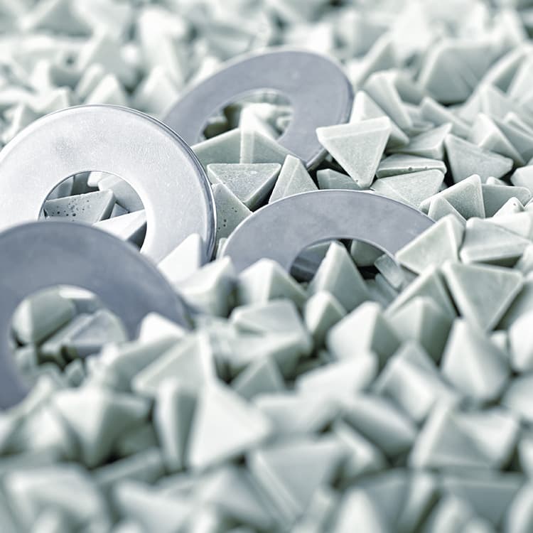 Entgraten und Kantenglättung<