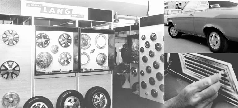 Historische Aufnahme von gefertigten Radzierblenden, ausgestellt auf einer Messe, mit Detailansichten der montierten Blenden an Fahrzeugen.